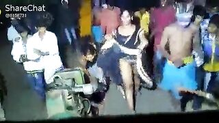Seeing the pussy on the road the woman started dancing