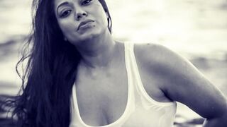 Saroni Roy Nude Flashes Her Big Boobs in Public